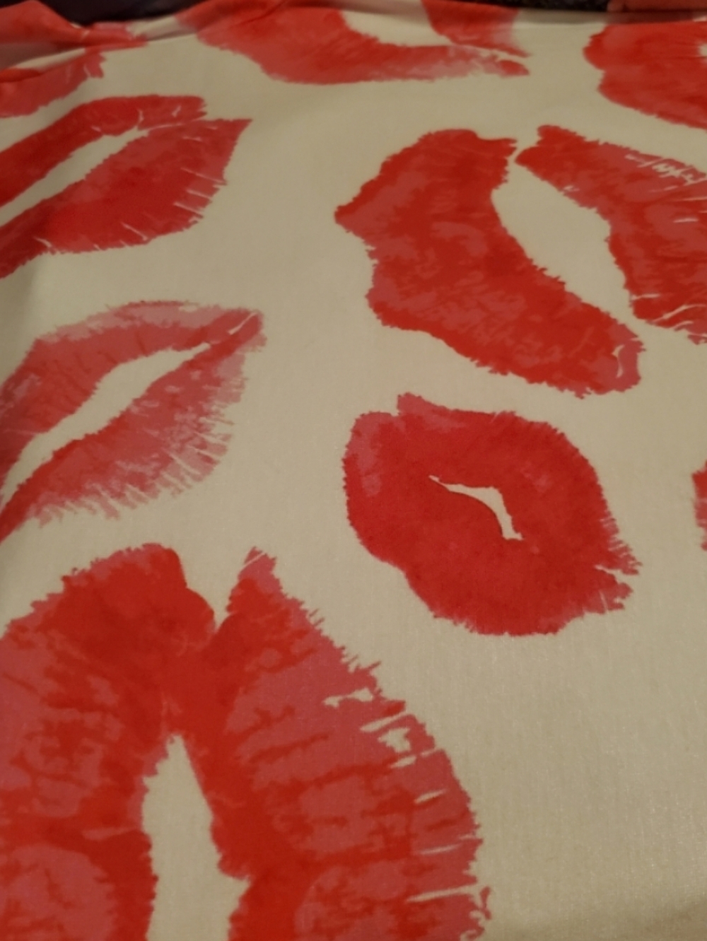 T-Shirt with Red Lip Print~Unisex - Picture 4 of 8